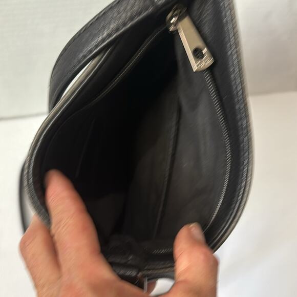 Casa diNova Vegan Crossbody Purse Black and Gray Pebbled Leather. Strap Adjusts - Picture 7 of 13